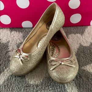Girls gold flat shoe